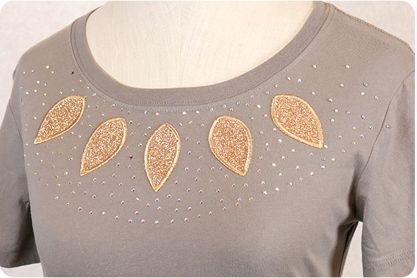 Gray T-shirt with embroidered neckline with rhinestones.